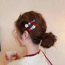 1个/2个发夹，尺寸5厘米*2厘米*2厘米，甜美活泼的“冰糖山楂”主题发夹套装，采用耐用的ABS塑料（ABS树脂）和光泽亚克力材质制成，拥有可爱俏皮的糖果色设计——鲜艳的红色、天蓝色和亮白色，精致的花瓣细节，以及光泽珠饰，打造出卡哇伊风格，可牢固地固定头发。 - 彩色 - 查看 6