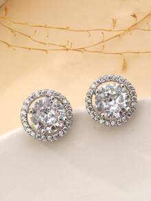 一对精致的方晶锆石耳钉，男女皆宜，全钻设计，独特优雅，适合万圣节、婚礼、珠宝、情人节等各种场合。适合女友礼物、沙特国庆节赠品、沙特宣传册、万圣节珠宝、圣诞节礼物。