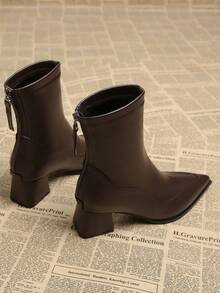 Eleganckie buty damskie na jesień/zimę 2025, uniwersalne botki ze szpiczastym noskiem i grubym obcasem, modne krótkie botki