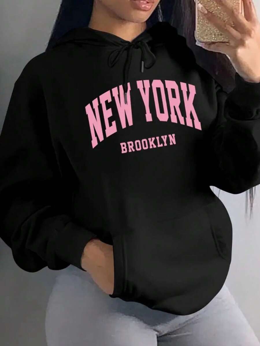 Hoodie Negra para Mujer con Estampado "New York Brooklyn" en Letras Rosas de Estilo Urbano Moderno con Inspiración Universitaria, Ideal para Looks Casual-Chic que Combinan Comodidad, Actitud y un Toque Femenino Inspirado en la Moda de las Calles de Nueva York - Negro - Ver 1