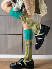 1 para wygodnych skarpetek z materiału w stylu retro, z wysokim stanem, w kratkę w blokach kolorów, odpowiednich do ciepłych strojów na jesień/zimę