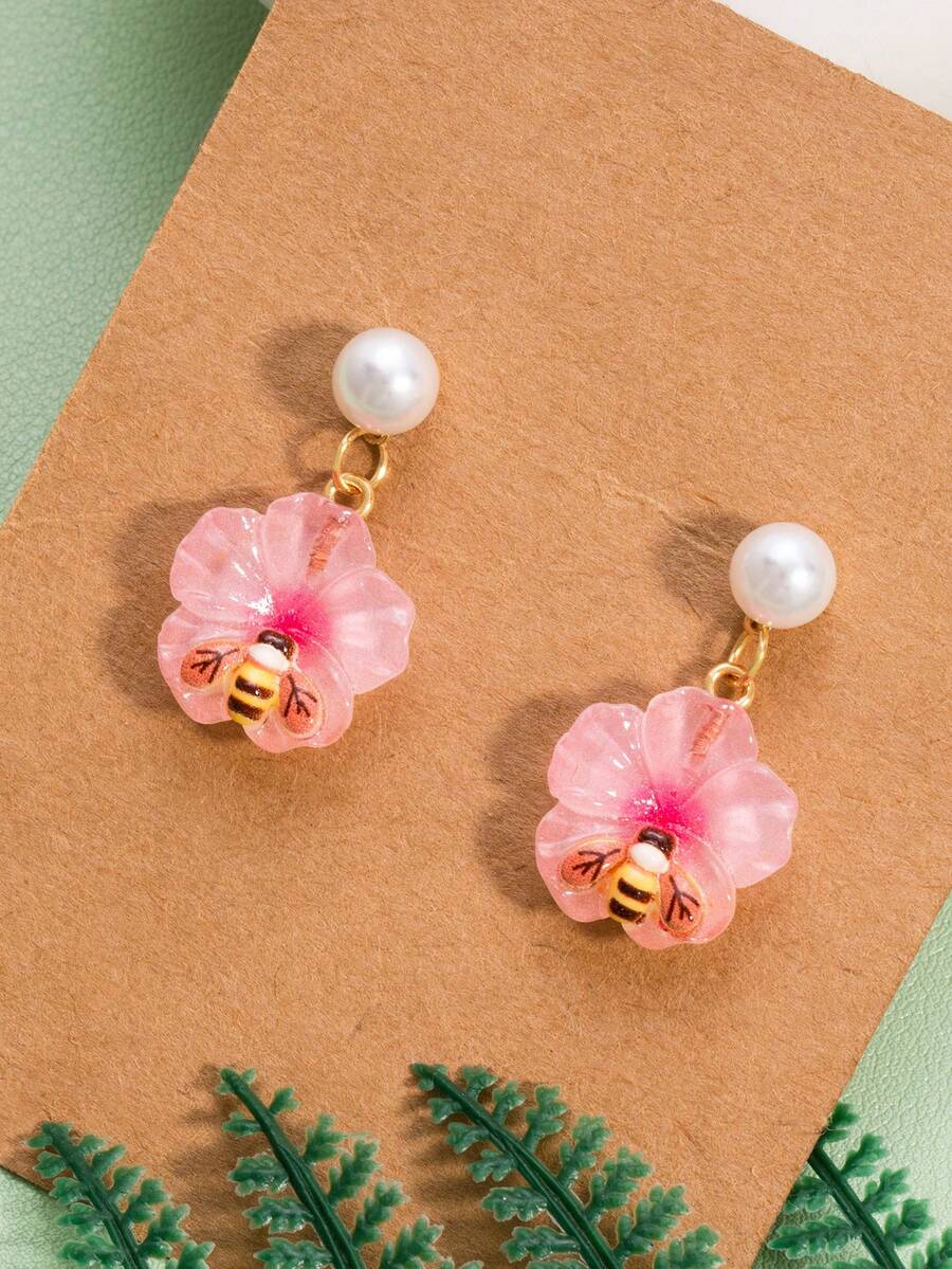 A Pair Of Cute And Creative Resin Flower Simulation Insect Bee Female Earrings - Bee - View 1