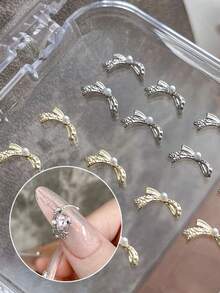 10 قطعة من الأقواس المزيفة الصغيرة المرصعة باللؤلؤ الفضي، لوازم فن الأظافر متعددة الوظائف براقة وجميلة، إكسسوارات أظافر فاخرة بسيطة من السبائك المعدنية، تميمات وجواهر للأظافر