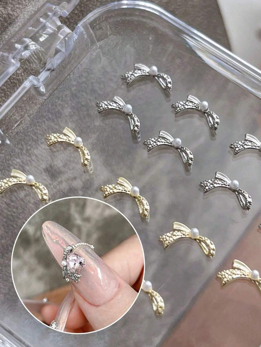 10 قطعة من الأقواس المزيفة الصغيرة المرصعة باللؤلؤ الفضي، لوازم فن الأظافر متعددة الوظائف براقة وجميلة، إكسسوارات أظافر فاخرة بسيطة من السبائك المعدنية، تميمات وجواهر للأظافر