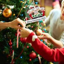 1 pezzo Decorazione personalizzata per albero di Natale, ornamento in legno con nomi personalizzati dei membri della famiglia, ciondolo decorativo per albero di Natale, forniture per decorazioni natalizie per la casa, multifunzionale, regolabile, anti-muffa, ornamentale, riutilizzabile, raffinato, adorabile, di alta qualità, moderno, colorato, carino, confortevole, elegante, personalizzato, unico, regali ideali per lui, regali ideali per lei, fidanzato, fidanzata, papà, mamma, famiglia, amici, figlio, figlia, studenti, ufficio, sala da tè, scuola, casa, calendario festivo