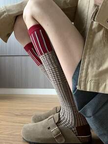 1 para wygodnych skarpetek z materiału w stylu retro, z wysokim stanem, w kratkę w blokach kolorów, odpowiednich do ciepłych strojów na jesień/zimę