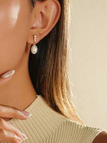 A Pair Of Exquisite Pearl Earrings, Made With Soft Pearls, Zirconia And Copper, With A Row Of Zirconia Connected To The Pearls As A Detailed Design, Showing A Soft And Elegant Look. Suitable For Women To Wear On A Daily Basis, Commuting To Work, Shopping With Friends, Or On Occasions Such As Valentine's Day And Anniversaries.