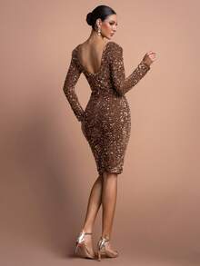 Chiếc đầm dạ hội thanh lịch dành cho quý cô này sở hữu thiết kế cổ chữ V duyên dáng, toát lên vẻ sang trọng vượt thời gian. Tay áo dài mềm mại tạo thêm nét tinh tế và chuyên nghiệp, trong khi phần váy ôm sát tôn dáng, mang đến vẻ ngoài tự tin. Những chi tiết đính sequin lấp lánh tạo nên vẻ ngoài sang trọng. Đây là sự lựa chọn lý tưởng cho những dịp trang trọng cao cấp như dạ tiệc lớn, đám cưới thắt cà vạt đen, dạ hội từ thiện, sự kiện doanh nghiệp và các bữa tối độc quyền. - Cà phê nâu - Xem 2