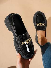 Damen Multifunktionale Lässig Schleife Dekor Metall Kette Dekor Loafer Flache Schuhe, Spiegelmaterial, Retro Elegant Britischer Stil, Komfortable und weiche Oxford Schuhe, Schwarz, Weiß, Braun Glanz, Neuer Stil Frühling/Sommer Herbst/Winter 2025 - Schwarz - Übersicht 1