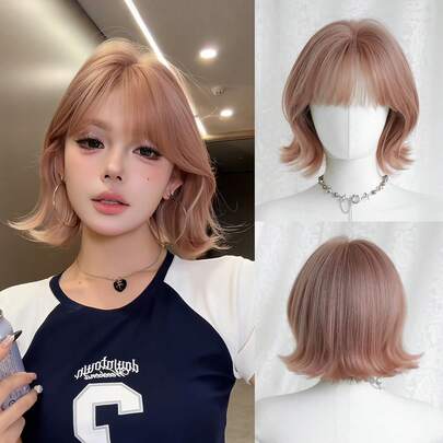 Tóc giả xoăn ngắn màu hồng 12 inch dành cho nữ - Tóc giả xoăn thời trang giản dị có mái bằng sợi tổng hợp mềm mượt chịu nhiệt dùng hàng ngày, hoàn hảo cho các ngày lễ, lễ hội âm nhạc, lễ kỷ niệm, lễ hội hoa anh đào, quà tặng tốt nghiệp & quà tặng cho bạn bè Phụ kiện tóc giả