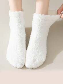 1/3/5双装随机珊瑚绒女袜，短筒袜，带防滑点，保暖内里，适合居家、情侣、秋冬季睡眠穿着，舒适保暖。