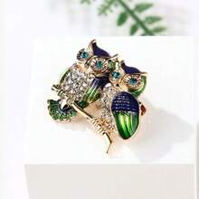 1枚镶嵌水晶的合金猫头鹰胸针，象征智慧和洞察力，圣诞礼物