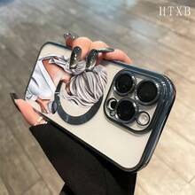 Una chica sostiene una taza de café. Este teléfono con lente integral y acabado electrochapado magnético admite carga inalámbrica magnética y es compatible con phone 16 Pro Max, 16, 15 Pro, 14, 14 Plus/14 Pro Max, 13, 13 Pro, 12 Pro, 11/11 Pro y la serie Pro. Es un excelente regalo para amigos, cumpleaños y festividades. - Morado - Ver 7