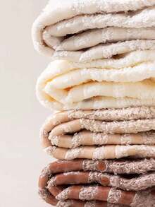 1/3/5双装随机珊瑚绒女袜，短筒袜，带防滑点，保暖内里，适合居家、情侣、秋冬季睡眠穿着，舒适保暖。