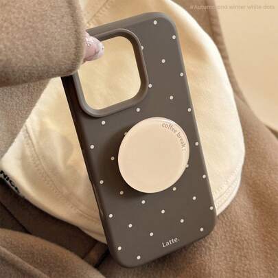 Ốp điện thoại đế đứng chấm bi trắng tối giản màu nâu mocha GUCADI 1 cái màu nâu mocha, đế cao cấp họa tiết bong bóng sữa + bọt sữa, tương thích với iPhone 17 và Apple 15 inch. Phong cách retro mùa thu/đông, cá tính, hình học, phong cách châu Âu và Mỹ, độc đáo, quà tặng sinh nhật, quà tặng ngày phụ nữ, quà tặng mùa xuân.