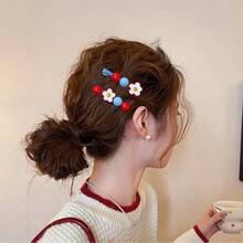 1个/2个发夹，尺寸5厘米*2厘米*2厘米，甜美活泼的“冰糖山楂”主题发夹套装，采用耐用的ABS塑料（ABS树脂）和光泽亚克力材质制成，拥有可爱俏皮的糖果色设计——鲜艳的红色、天蓝色和亮白色，精致的花瓣细节，以及光泽珠饰，打造出卡哇伊风格，可牢固地固定头发。 - 彩色 - 查看 3