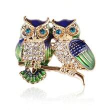 1枚镶嵌水晶的合金猫头鹰胸针，象征智慧和洞察力，圣诞礼物