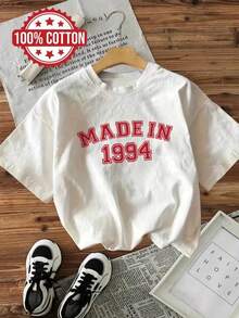 Playera Blanca Oversize con Estampado "Made in 1994" en Letras Rojas de Estilo Retro Universitario, Perfecta para Mujeres con Actitud Moderna, Personalidad Segura y un Toque de Nostalgia que Combina Estilo, Comodidad y Carácter Atemporal - Blanco - Ver 1