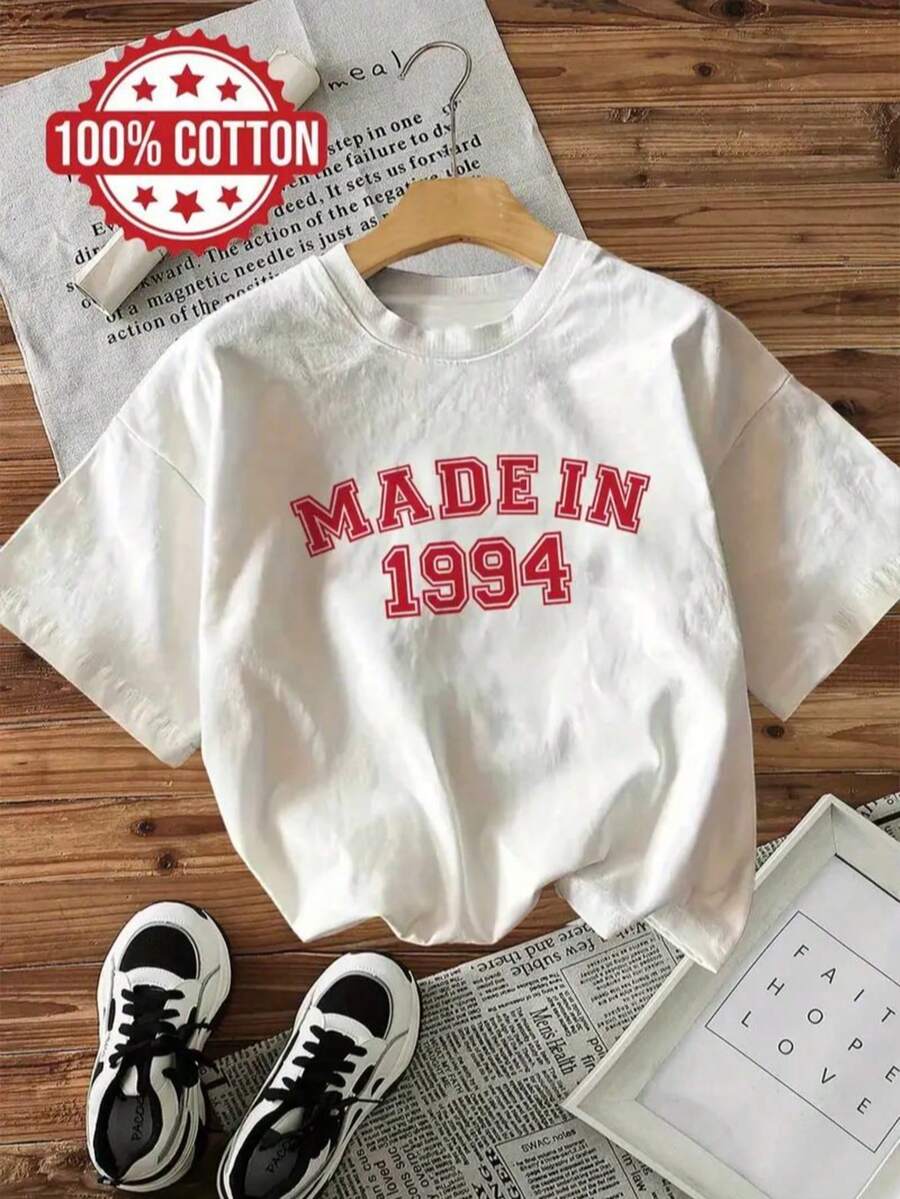 Playera Blanca Oversize con Estampado "Made in 1994" en Letras Rojas de Estilo Retro Universitario, Perfecta para Mujeres con Actitud Moderna, Personalidad Segura y un Toque de Nostalgia que Combina Estilo, Comodidad y Carácter Atemporal - Blanco - Ver 1