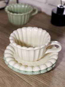 Minimalistischer Retro-Stil Keramik Kaffeetassen- & Untertassen-Set, mit elegantem geschwungenem Körper, cremig-glatter Oberflächenstruktur, kombiniert mit klassischer Latte-Tassen-Form, kann leicht Milch, Latte, schwarzen Tee und andere Getränke aufnehmen, ein derzeit beliebter Retro-Tassen- und Untertassen-Stil, der Ihrem täglichen Nachmittagstee besonderen Charme verleiht.