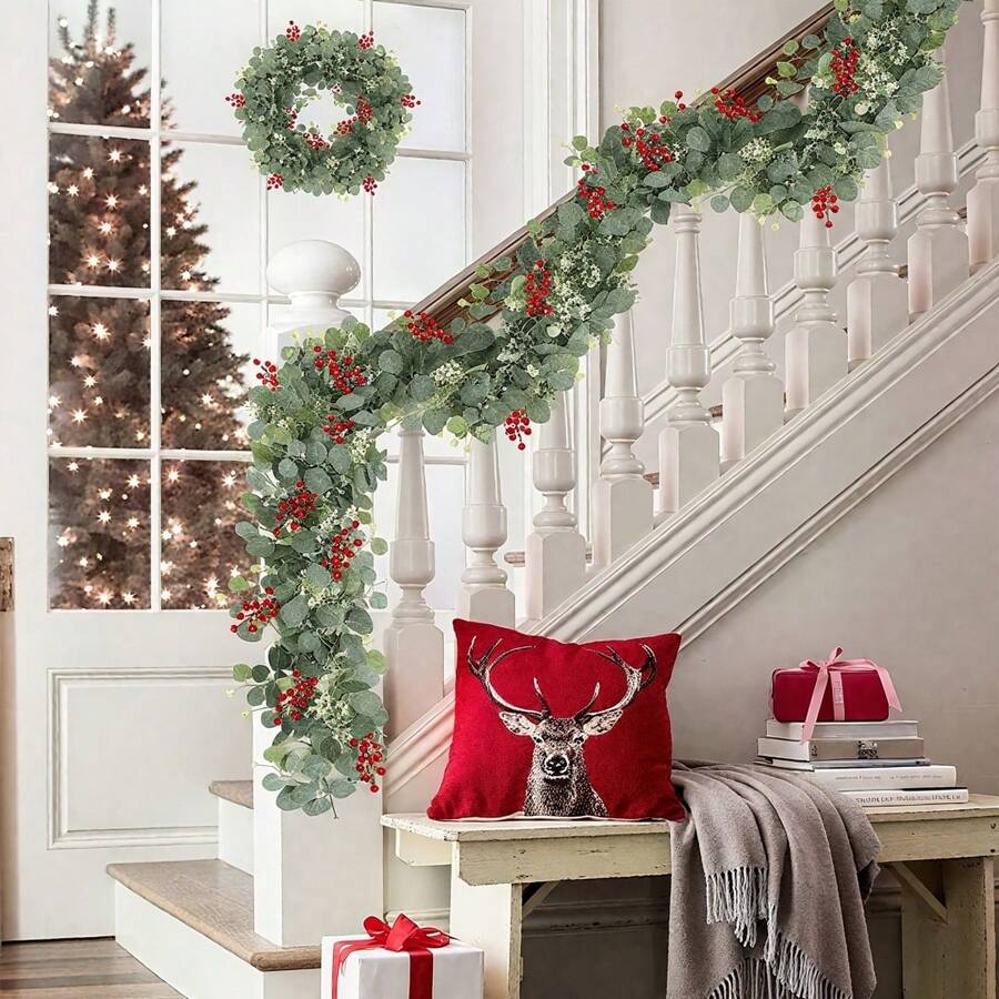 Guirlande de Noël avec cannes, imitation de feuilles d'argent, baies rouges et tiges de verdure au style naturel. Avec baies rouges et feuilles d'eucalyptus pour la décoration de la cheminée, de la table, du centre de table et à suspendre pour la décoration de la maison pendant les fêtes.