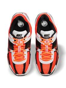 Nike Giày chạy bộ Zoom Vomero 5 cho nam, đế giữa đệm tổng hợp nhẹ, thoáng khí, màu sắc hiện đại, hỗ trợ chạy bộ, cam, trắng, bạch kim, đen FB9149-800 - Đen/Cam - Xem 2