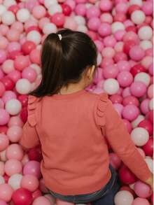 Suéter para niña de manga larga color rosa, tejido calientito y suave con hermoso estampado de bailarina y delicados olanes en los hombros. Ideal para días fríos, fácil de combinar y perfecto para que las pequeñas luzcan cómodas y con estilo en cualquier ocasión especial. - Rosa - Ver 2
