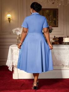 Blaues A-Linien-Kleid mit Umlegekragen, Spitzeneinsätzen, kurzen Ärmeln, für Büro, Business, Party und Mode für Frauen mit Kurven - Babyblau - Übersicht 3