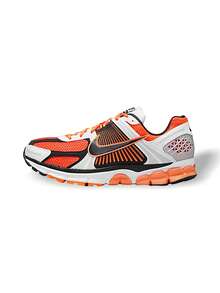 Nike Giày chạy bộ Zoom Vomero 5 cho nam, đế giữa đệm tổng hợp nhẹ, thoáng khí, màu sắc hiện đại, hỗ trợ chạy bộ, cam, trắng, bạch kim, đen FB9149-800 - Đen/Cam - Xem 1