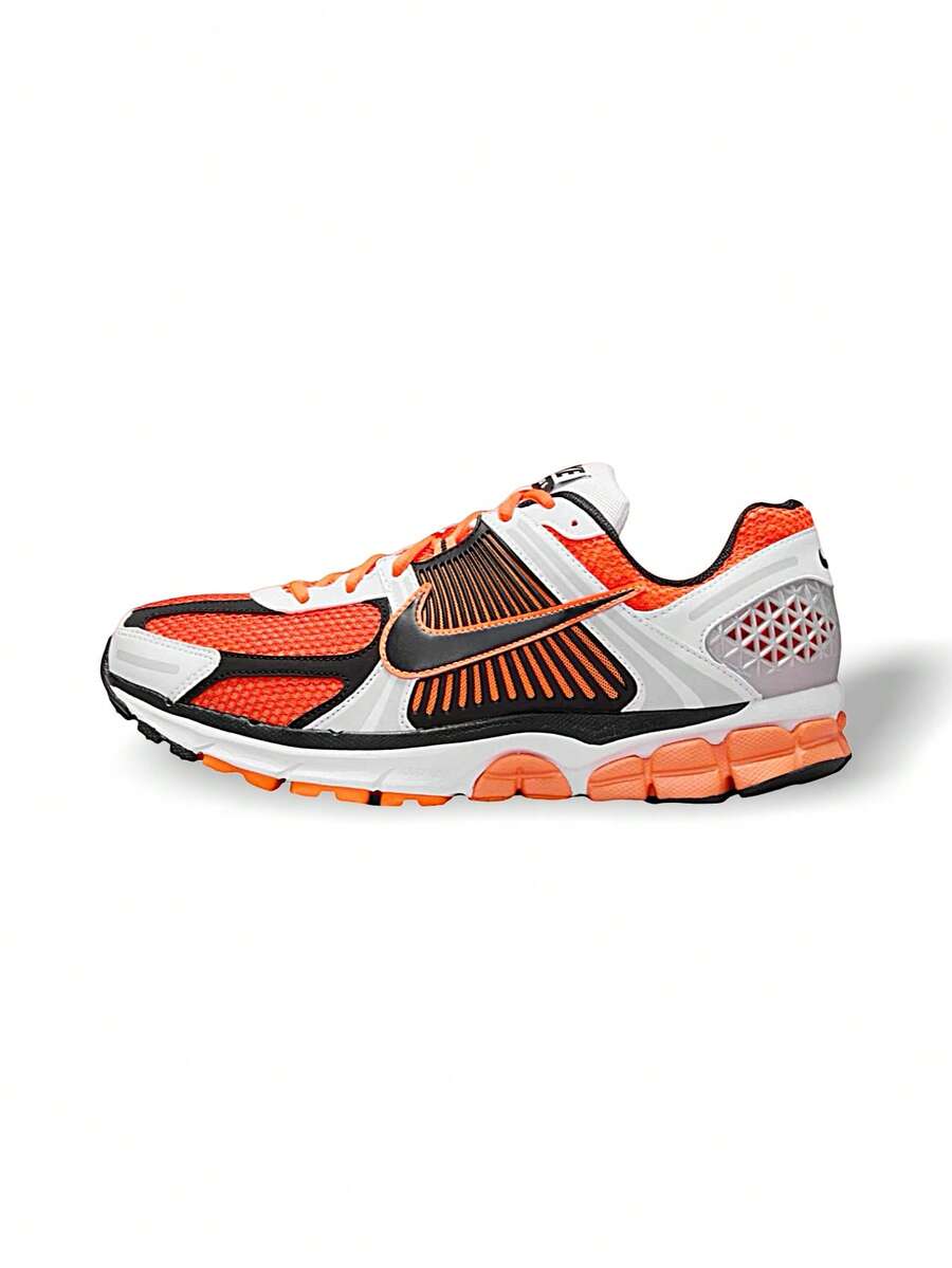 Nike Giày chạy bộ Zoom Vomero 5 cho nam, đế giữa đệm tổng hợp nhẹ, thoáng khí, màu sắc hiện đại, hỗ trợ chạy bộ, cam, trắng, bạch kim, đen FB9149-800 - Đen/Cam - Xem 1