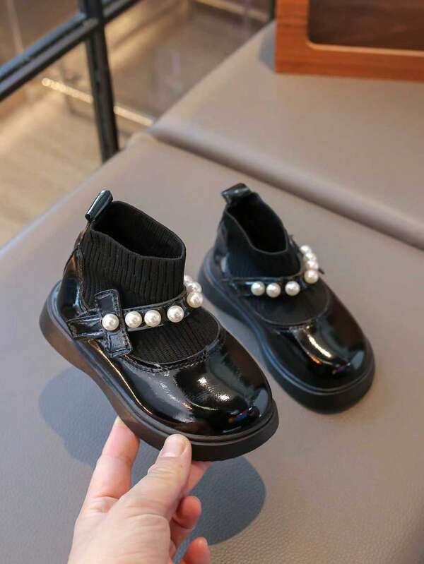 1 paire de bottes noires élastiques mode pour enfants, bottes basses pour filles, dessus en PU avec décoration de bouton de perle, col en tricot, bottes de princesse à semelle épaisse polyvalente, convient pour le port quotidien, les sorties et les rassemblements