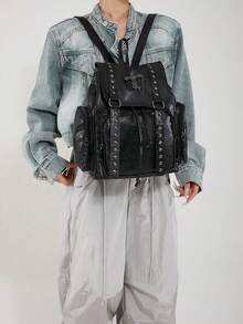 Mochila de estilo punk con pespunte de remaches - Un elemento esencial diario que combina rebeldía y practicidad. Esta mochila negra, centrada en la estética punk, está elaborada en texturizado para crear un Body tridimensional.