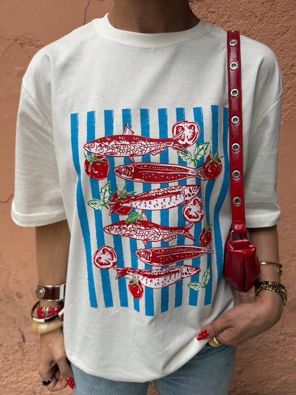 Camiseta Feminina Gola Redonda Estampa do Verão SARDINES & TOMATO Blusa em Algodão Premium