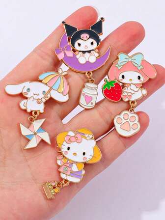 一枚可爱的三丽鸥人物胸针，印有Hello Kitty、My Melody、Kuromi和Cinnamon Dog等卡通人物。非常适合男孩和女孩的背包、背包配件和背包装饰。适用于珐琅别针、翻领别针、背包徽章、女士胸针、服装礼品、珠宝和时尚配饰。