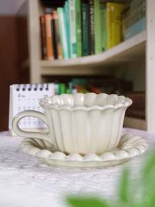 Minimalistischer Retro-Stil Keramik Kaffeetassen- & Untertassen-Set, mit elegantem geschwungenem Körper, cremig-glatter Oberflächenstruktur, kombiniert mit klassischer Latte-Tassen-Form, kann leicht Milch, Latte, schwarzen Tee und andere Getränke aufnehmen, ein derzeit beliebter Retro-Tassen- und Untertassen-Stil, der Ihrem täglichen Nachmittagstee besonderen Charme verleiht.