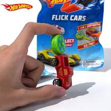 Mattel 1 Bolsa ciega con 1 coche Flick Car de Hot Wheels con licencia oficial, que incluye 1 coche y 1 llave mini de metal con efecto rebote. Paquete sorpresa con 8 coches y 3 estilos de llaves, un set coleccionable de vehículos para regalo de cumpleaños o recuerdo de fiesta