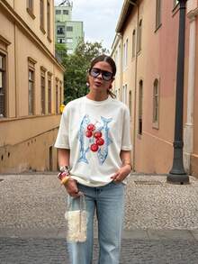 Camiseta Feminina Gola Redonda Estampa do Momento SARDINHA & TOMATE Blusa em Algodão Premium