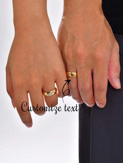 Dos anillos de pareja de acero inoxidable con láser grabado en oro con acentos dorados, perfectos como regalo para el Día de San Valentín o la boda. Adecuado para ocasiones como el Día de San Valentín, el Día de la Madre, cumpleaños, graduaciones, el Día del Padre, bodas, uso diario, fiestas y bailes. Una opción elegante y casual de estilo callejero