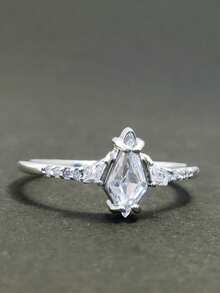 Anillo de mujer de plata de ley 925 con diseño geométrico único incrustado de circonita cúbica, joyería de moda y personalizada para que las mujeres lo luzcan en fiestas y reuniones