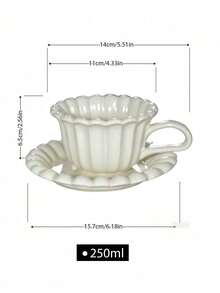 Minimalistischer Retro-Stil Keramik Kaffeetassen- & Untertassen-Set, mit elegantem geschwungenem Körper, cremig-glatter Oberflächenstruktur, kombiniert mit klassischer Latte-Tassen-Form, kann leicht Milch, Latte, schwarzen Tee und andere Getränke aufnehmen, ein derzeit beliebter Retro-Tassen- und Untertassen-Stil, der Ihrem täglichen Nachmittagstee besonderen Charme verleiht.