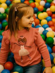 Suéter para niña de manga larga color rosa, tejido calientito y suave con hermoso estampado de bailarina y delicados olanes en los hombros. Ideal para días fríos, fácil de combinar y perfecto para que las pequeñas luzcan cómodas y con estilo en cualquier ocasión especial. - Rosa - Ver 1