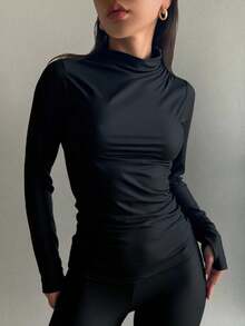 Blusa ajustada de manga larga para mujer con diseño moderno, minimalista y elegante. Prenda básica de estilo atemporal con cuello semi alto tipo mock neck, confeccionada en tela elástica y suave al tacto con acabado satinado que realza la figura y estiliza el cuerpo. Su diseño ceñido se adapta perfectamente a las curvas, brindando comodidad y libertad de movimiento. Ideal para combinar con jeans, faldas, leggins o pantalones sastre, esta blusa versátil es perfecta para outfits casuales, deportivos o urbanos. Gracias a su textura brillante y corte entallado, aporta un toque chic y sofisticado, convirtiéndose en una prenda esencial para el guardarropa femenino moderno,siendo una opción ideal para otoño, invierno o entretiempo. Perfecta para crear looks street style, sporty chic o minimalistas, se puede llevar con blazer, chaqueta, pantalones anchos o shorts. Una blusa básica pero poderosa que transmite estilo y elegancia sin esfuerzo. Inspirada en la moda coreana y europea, - Negro - Ver 3