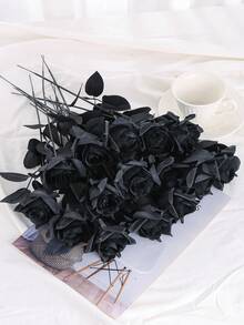 1/5 Ramos de rosas negras simuladas. En el estilo de fotografía gótico y oscuro. Para decoración de boda, decoración de habitación, decoración de fiesta como un accesorio para tomar fotos, para arreglar flores en jarrones, decoración del hogar y decoraciones del Día de San Valentín. Estas son flores artificiales muy realistas. No se incluyen los jarrones, pero se proporcionan los accesorios del ramo.