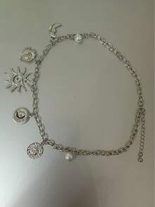 1 Stück Retro Sonne, Mond & Strahlungsspirale Legierung Halskette, eine Damenkette für das Schlüsselbein. Sie schmeichelt den Schlüsselbeinlinien, besteht aus strapazierfähigem und widerstandsfähigem Material und hat ein einzigartiges auffälliges Design. Geeignet für den täglichen Lässig-Stil, Retro-Themen-Partys/-Veranstaltungen, als Geschenk zu Geburtstagen, Valentinstag und Muttertag sowie für Retro-inspirierte Bürooutfits.