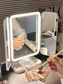 这款LED三折化妆镜具备3倍/2倍放大功能、触控操作、70颗LED灯珠、亮度可调、USB/电池供电、底部储物托盘，以及适合旅行和居家使用的三折设计。它是专业化妆、商务旅行、暑假度假、新娘妆容准备的理想之选，也是圣诞节、情人节、母亲节、感恩节和毕业季等节日送给女士的完美礼物。