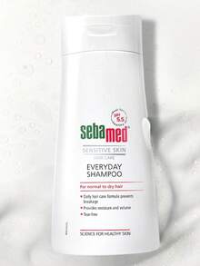 Sebamed Shampoo para uso diário 400 ml, espuma fina, limpeza suave, cuidado com o couro cabeludo, suaviza os cabelos, fórmula levemente ácida com pH 5,5, ajuda a manter a saúde do couro cabeludo, adequado para couro cabeludo sensível. 400 ml/13,53 fl.Oz