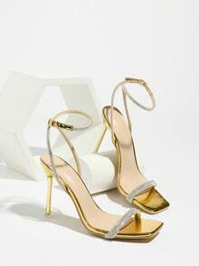 Sandales à talons hauts pour femme, une bride, entièrement ornées de strass, bout carré, fine boucle ornée de strass scintillants, talons aiguilles à la mode en plaqué or brillant, idéales pour le printemps/été, les soirées, les expositions d'art en plein air, la rue, les banquets haut de gamme, matériau en feuille de haute qualité, sandales à talons hauts dorées à la mode et élégantes.