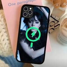 Custodia per telefono di Wednesday Addams da film e TV, compatibile con 16, 14, 13, 12, 11, 15 Pro Max Plus, con copertura magnetica, compatibile con ricarica senza fili MagSafe, compatibile con 17, 17 Pro, 17 Pro Max