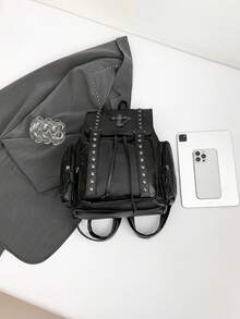 Mochila de estilo punk con pespunte de remaches - Un elemento esencial diario que combina rebeldía y practicidad. Esta mochila negra, centrada en la estética punk, está elaborada en texturizado para crear un Body tridimensional.