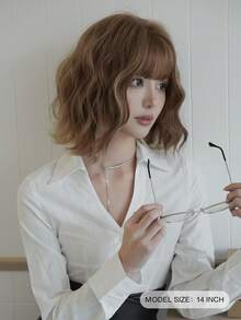 NAMM 14英寸女士短卷发假发 - 时尚简约波浪刘海假发，渐变金色，深色发根，柔软丝滑，耐热合成纤维材质，适合日常佩戴，完美适用于节日、音乐节、庆典、樱花节、派对、街头服饰及摄影等场合。 - 棕色 - 查看 4